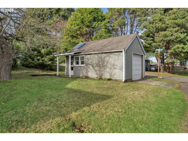 $435,000 | 1115 Southwest Harbor Avenue, Lincoln City, OR 97367
