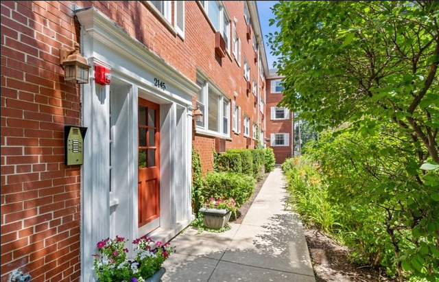 a view of a pathway with a house