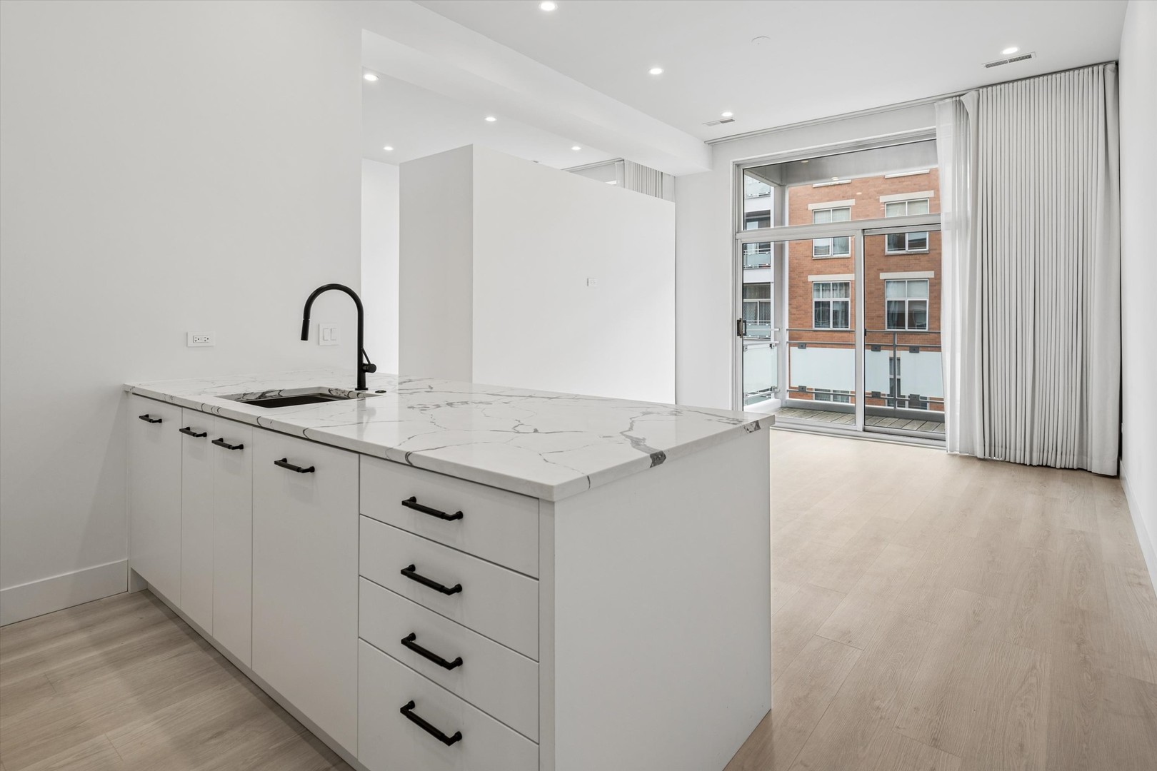 949 West Madison Street, Unit 406 Chicago, IL 60607 - Photo 6 of 17