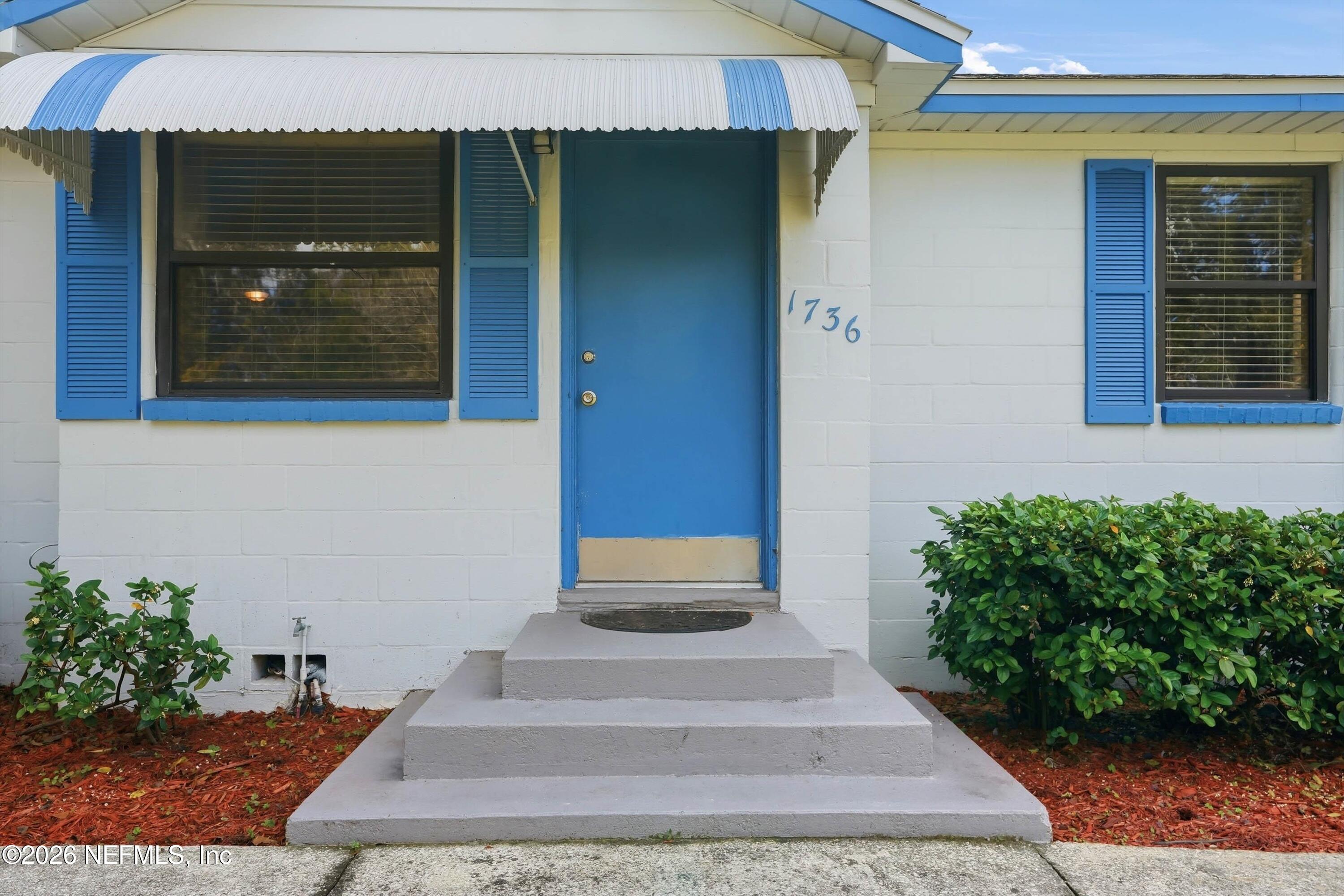 1736 Lakewood Road Jacksonville, FL 32207 - Photo 4 of 31 a front view of a house