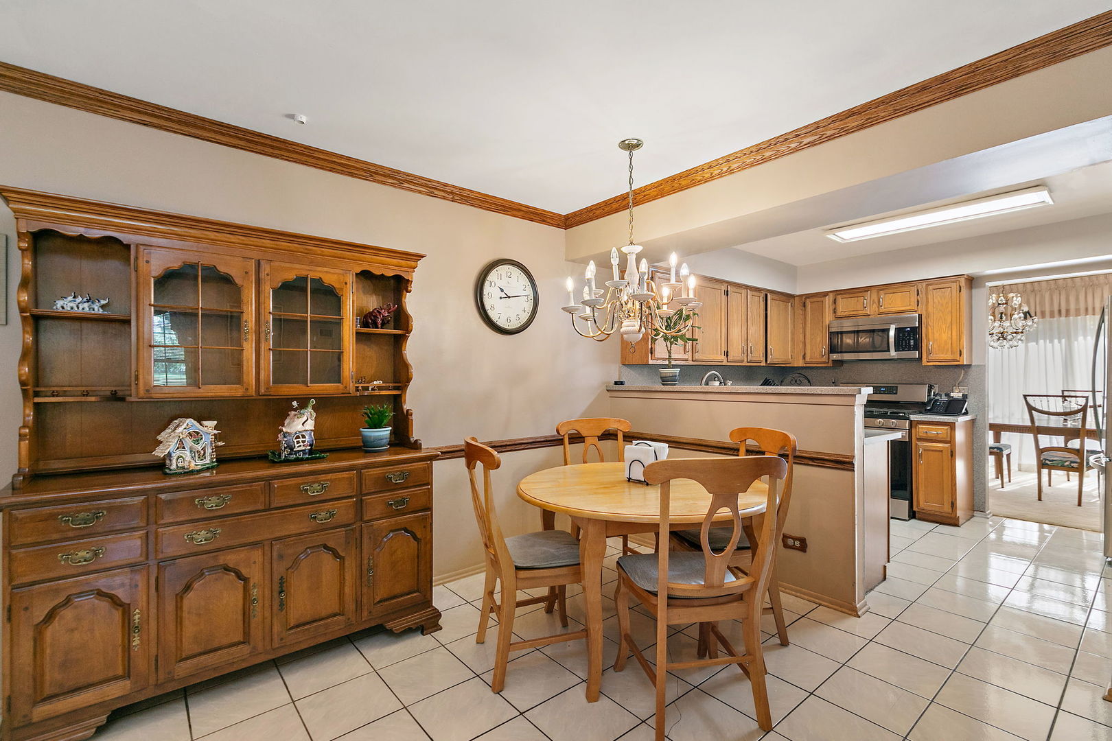 133 White Branch Court South, Unit 133 Schaumburg, IL 60107 - Photo 11 of 27 a dining area with furniture and kitchen view