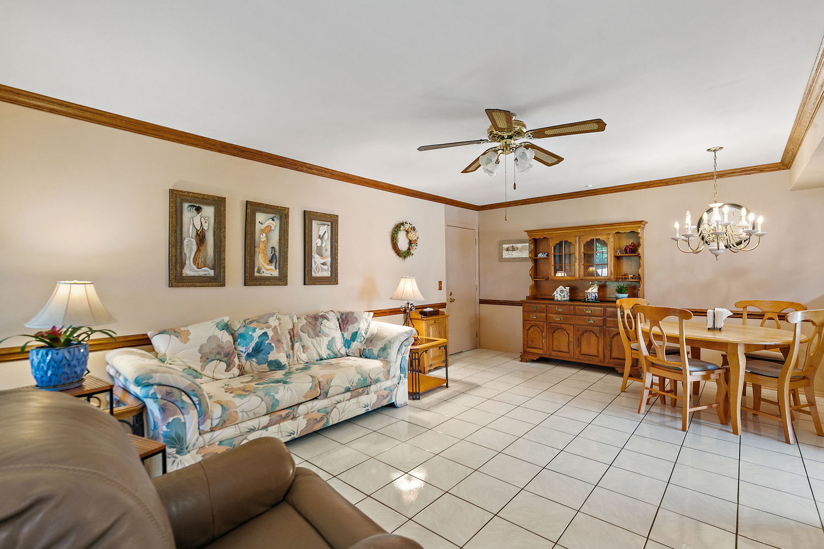 133 White Branch Court South, Unit 133 Schaumburg, IL 60107 - Photo 13 of 27 a living room with furniture and kitchen view