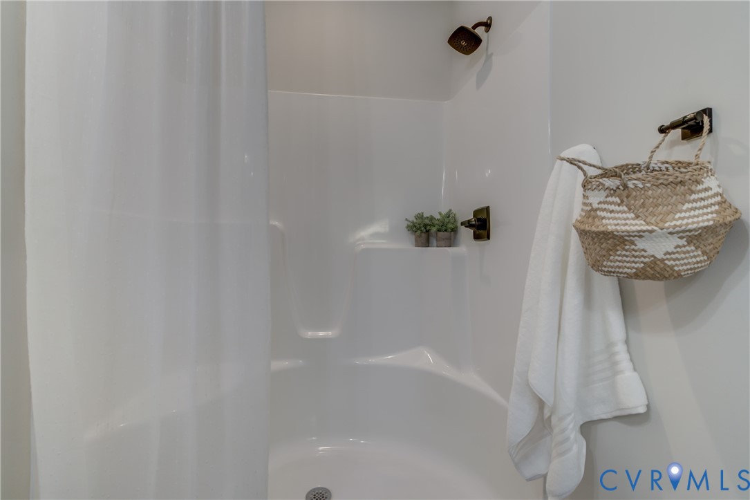 5306 St Pauls Church Road Goochland, VA 23063 - Photo 29 of 35 a bathroom with a bathtub