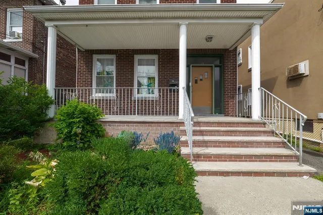 a view of entryway with a front door