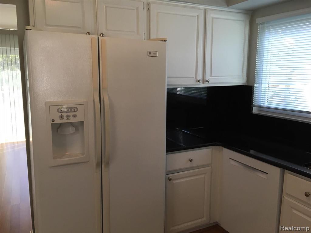 5901 Cromwell Road West Bloomfield, MI 48322 - Photo 2 of 26