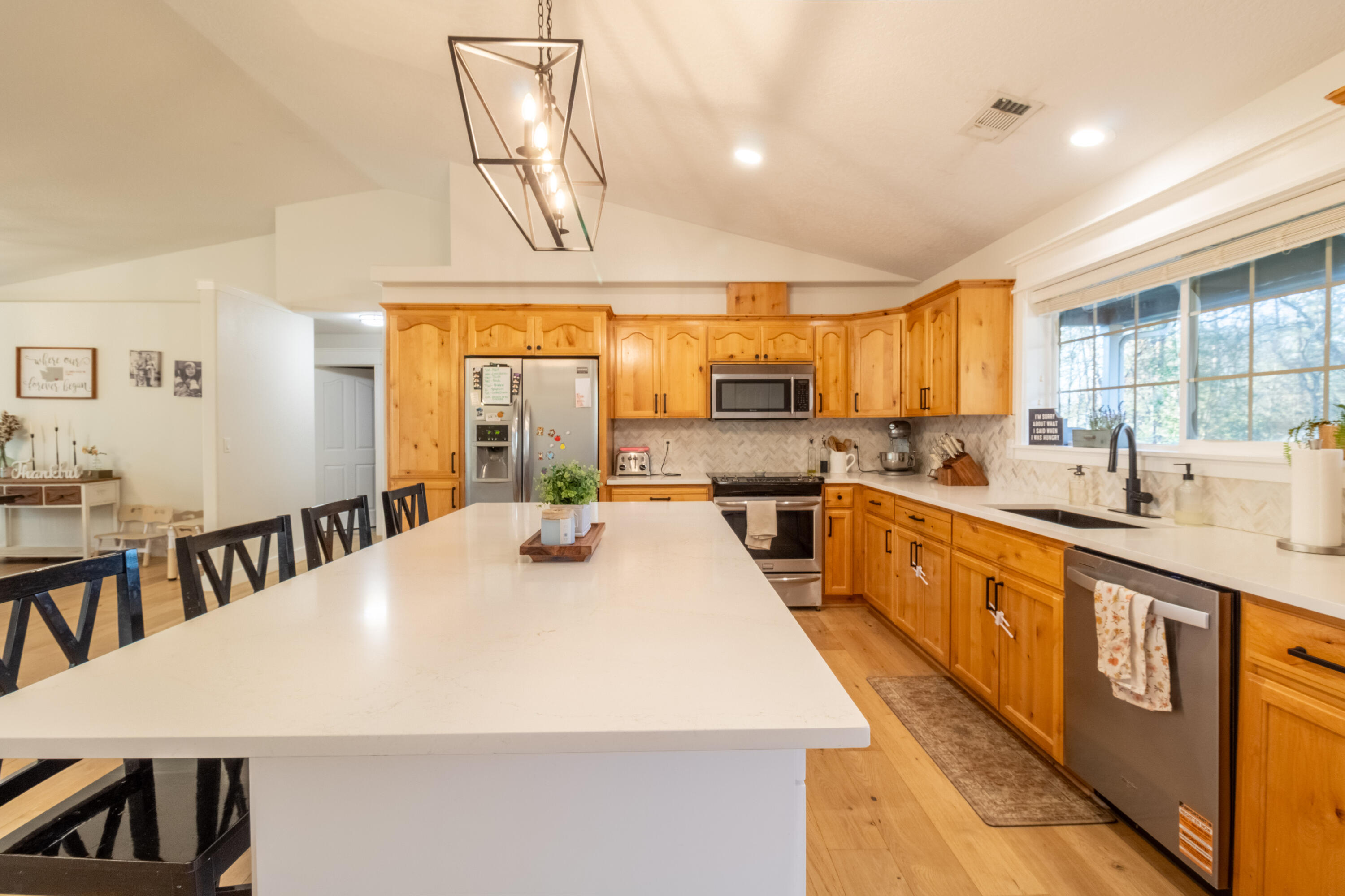 760 Flaming Road Grants Pass, OR 97526 - Photo 4 of 43 4