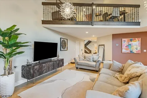 $785,000 | 35 Indian Run, Watchung, NJ 07069