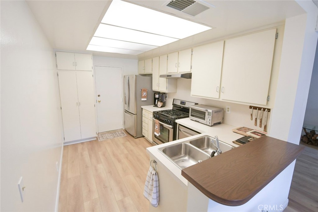 22346 Harbor Ridge Lane, Unit 4 Torrance, CA 90502 - Photo 29 of 34 a kitchen with a sink a stove and a refrigerator