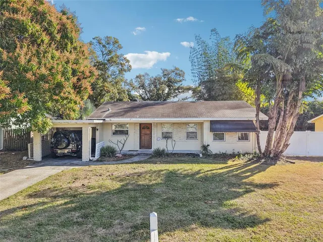 a view of a house with a yard