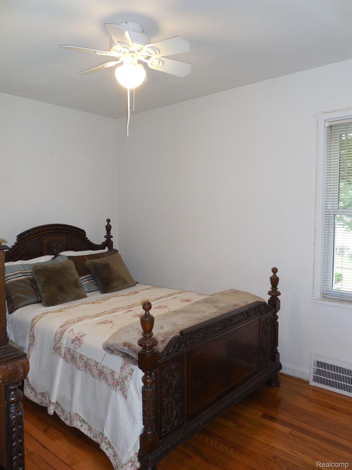 371 Dover Road Waterford, MI 48328 - Photo 15 of 30 Bedroom/Hardwood Floor