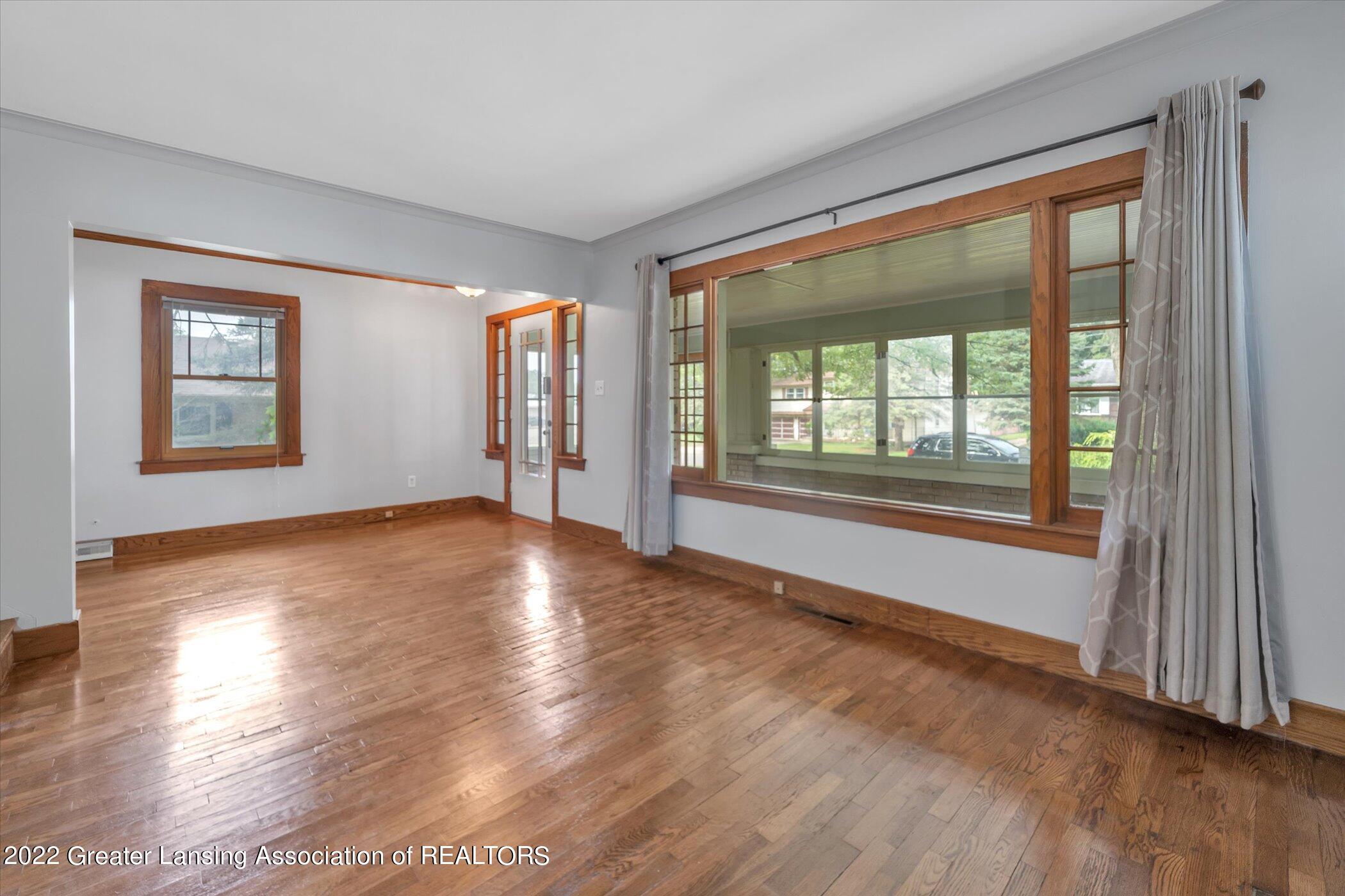 722 Robins Road Lansing, MI 48917 - Photo 10 of 40 Living Room