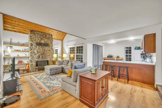 $2,100 | 633 Chip Court, Gurnee, IL 60031