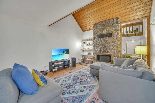 $2,100 | 633 Chip Court, Gurnee, IL 60031