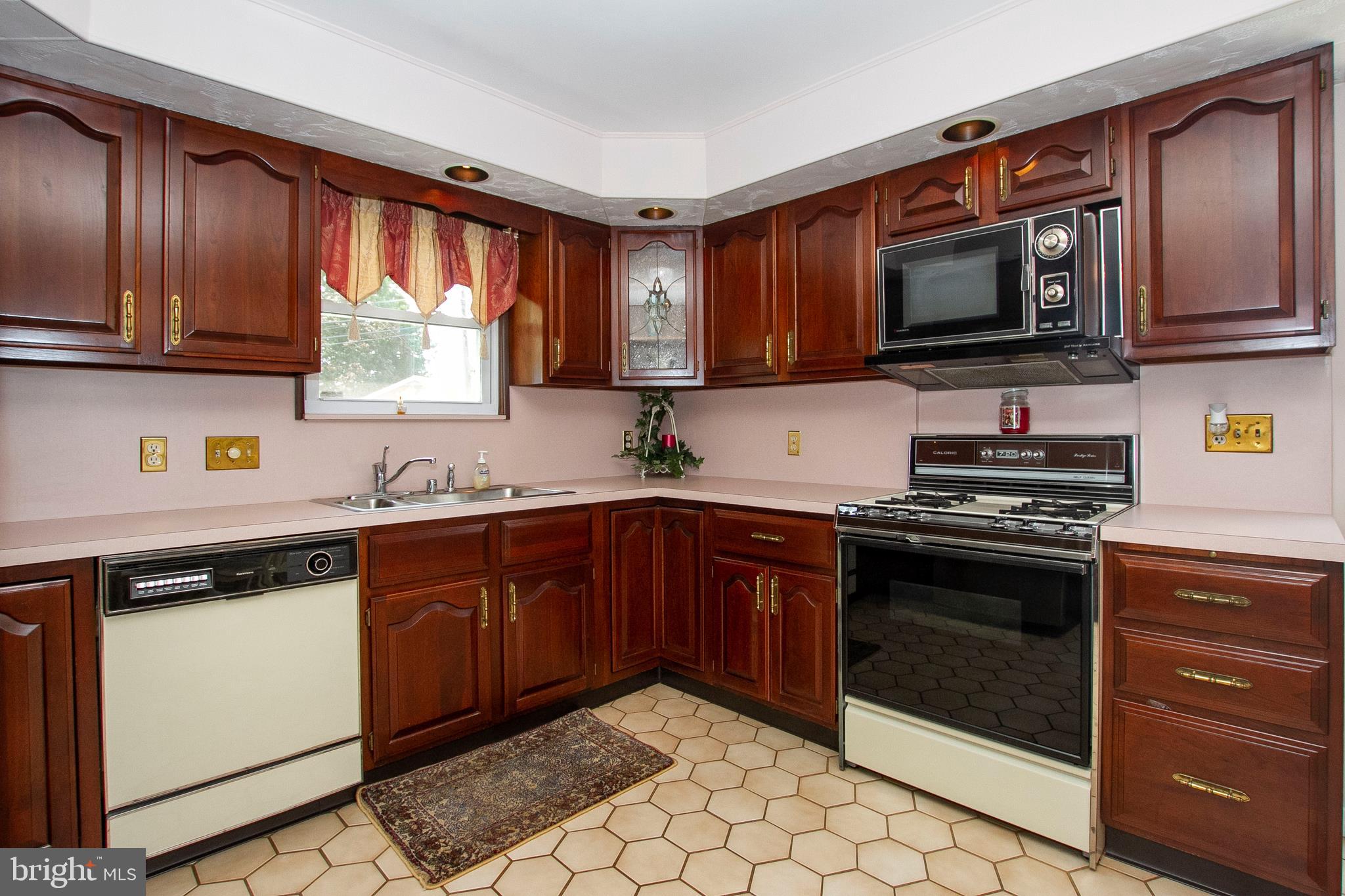 1511 Customs Road Rosedale, MD 21237 - Photo 8 of 38 MAIN LEVEL KITCHEN!!