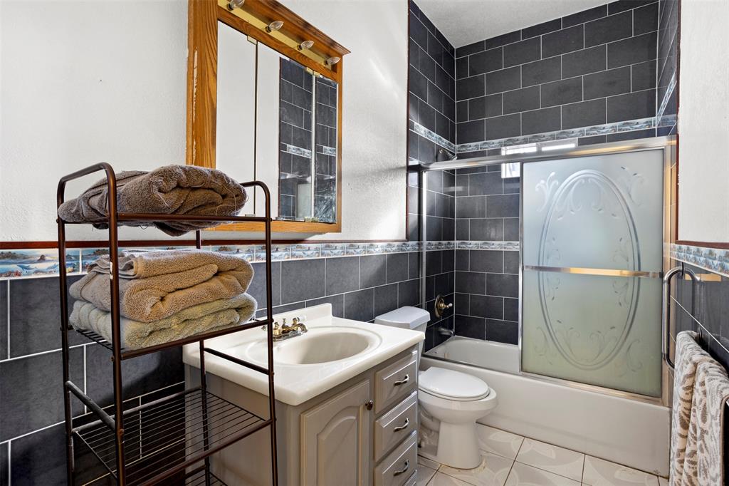 6524 Fair Road Kaufman, TX 75142 - Photo 22 of 30 a bathroom with a sink toilet and shower