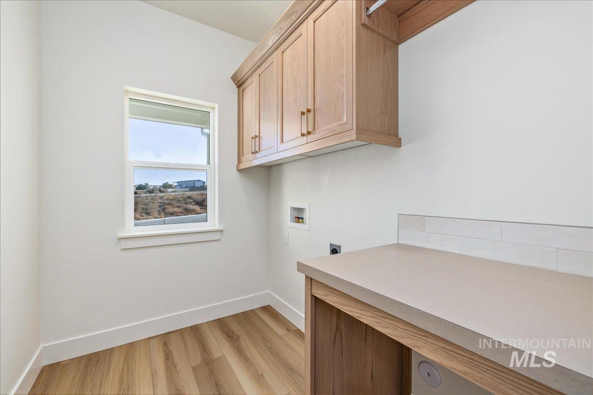 775 Pinehurst Street Payette, ID 83661 - Photo 14 of 36 Washroom featuring electric dryer hookup, light wood finished floors, and hookup for a washing machine
