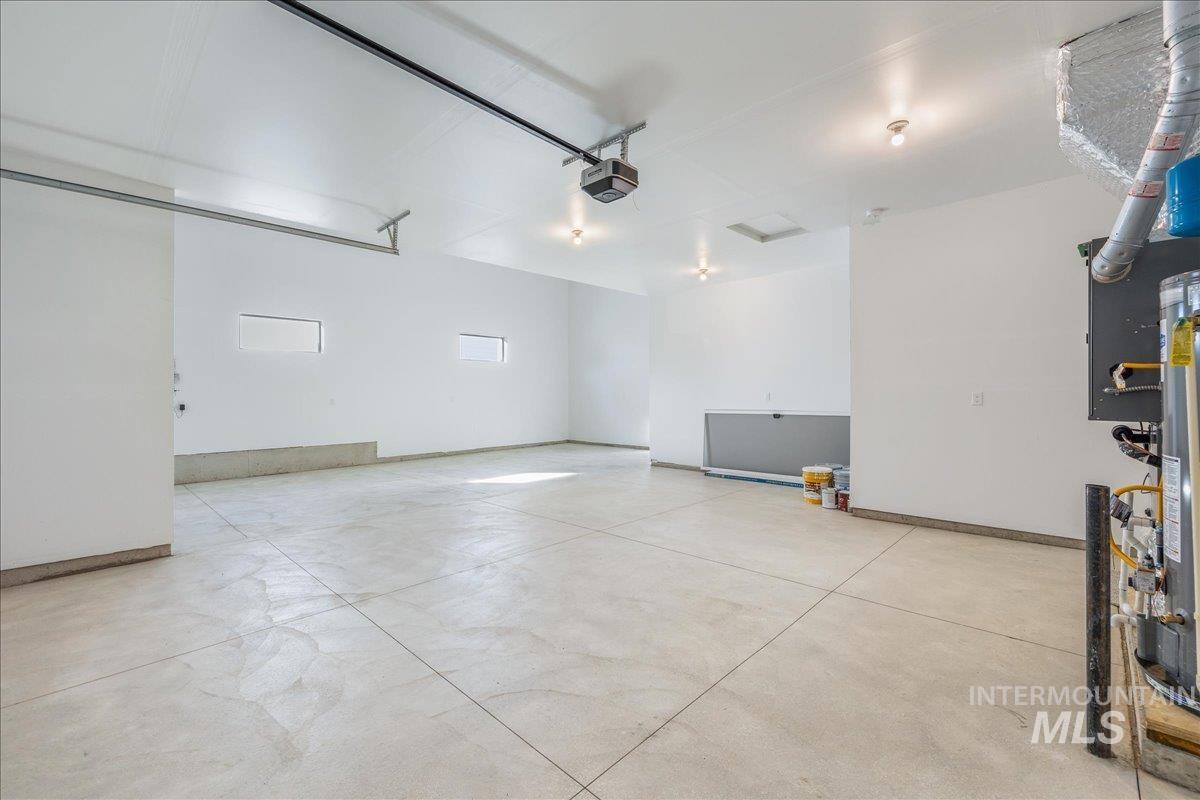 775 Pinehurst Street Payette, ID 83661 - Photo 26 of 36 Garage with a garage door opener