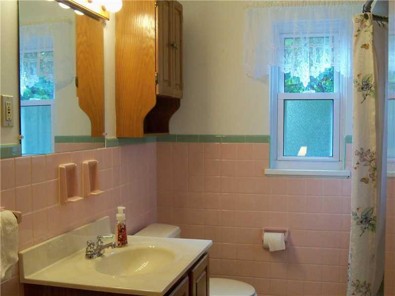1112 East Windhaven Road Pittsburgh, PA 15205 - Photo 15 of 25 Full Bath. Excellent Condition and New Window
