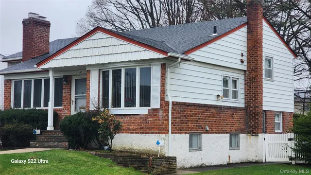 a view of a house with backyard