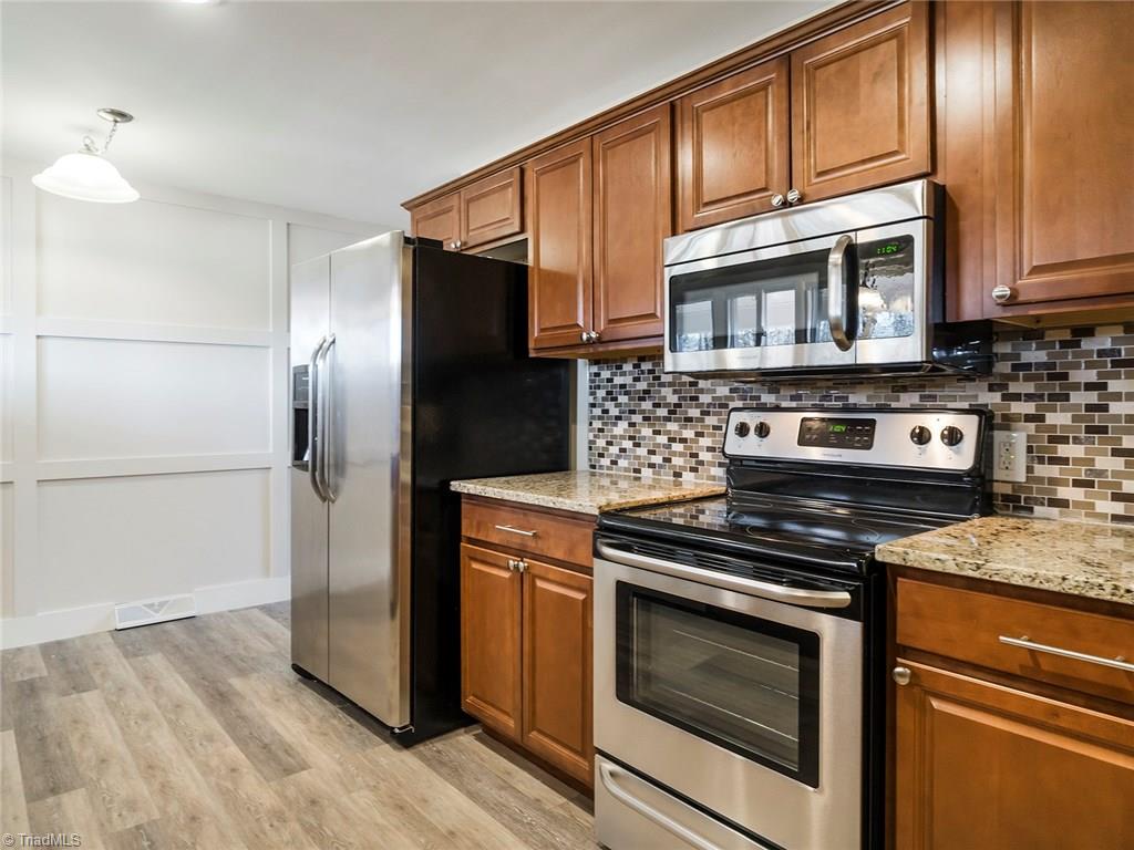 209 Edgeview Road High Point, NC 27260 - Photo 7 of 20 Spacious eat in kitchen with beautiful counter tops. Easy to maintain laminate flooring throughout. accent lighting, tons of storage and counter space. Tons of natural lighting.