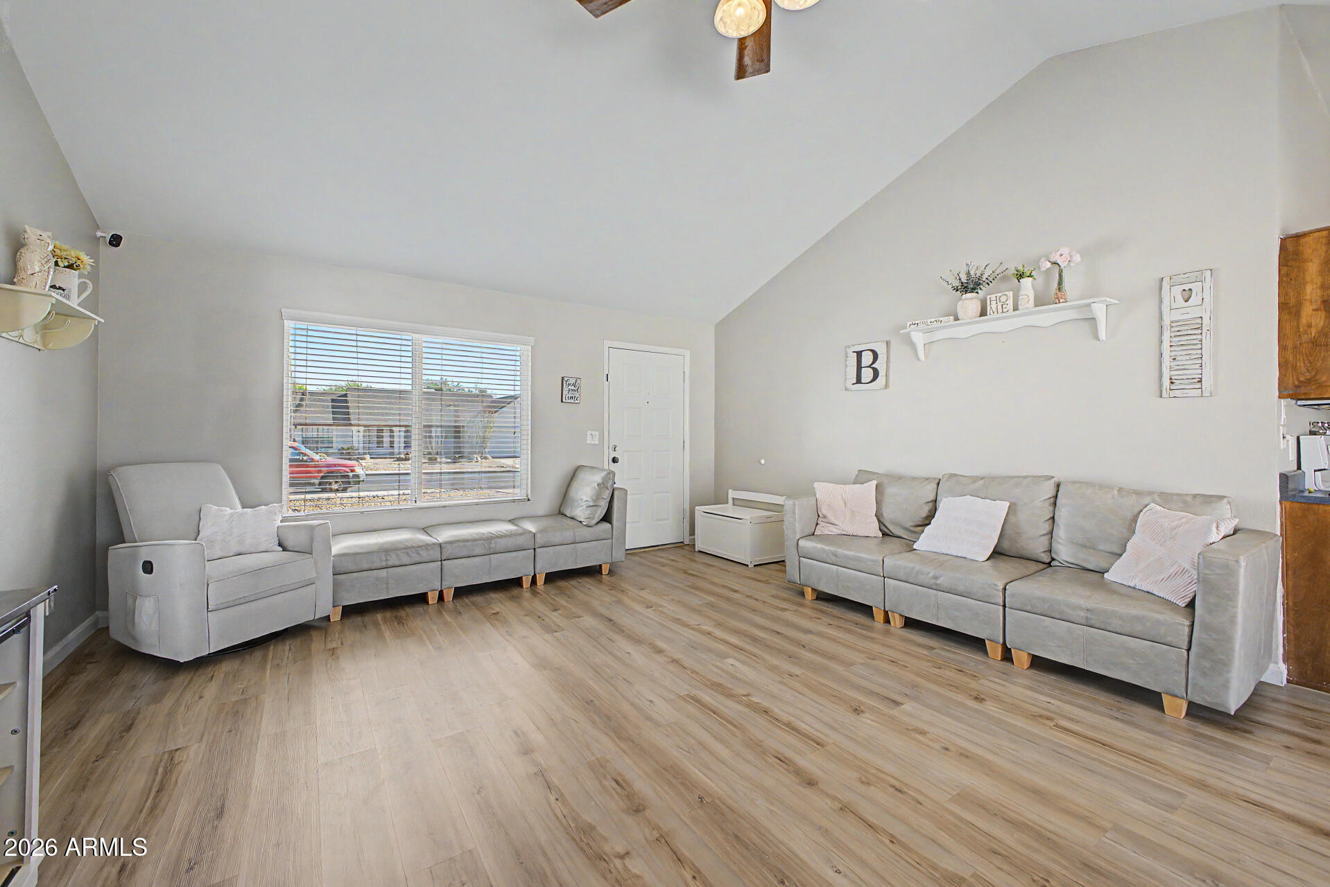1118 East Utopia Road Phoenix, AZ 85024 - Photo 5 of 30 05 - Utopia