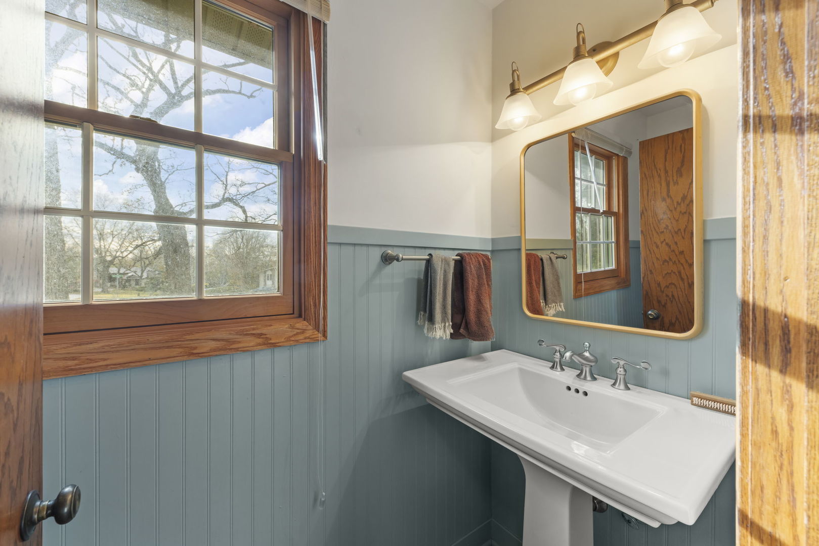 1150 Nottingham Lane Elgin, IL 60120 - Photo 15 of 33 a bathroom with a sink and a mirror