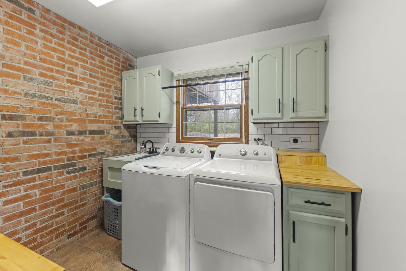 1150 Nottingham Lane Elgin, IL 60120 - Photo 16 of 33 a utility room with dryer and washer