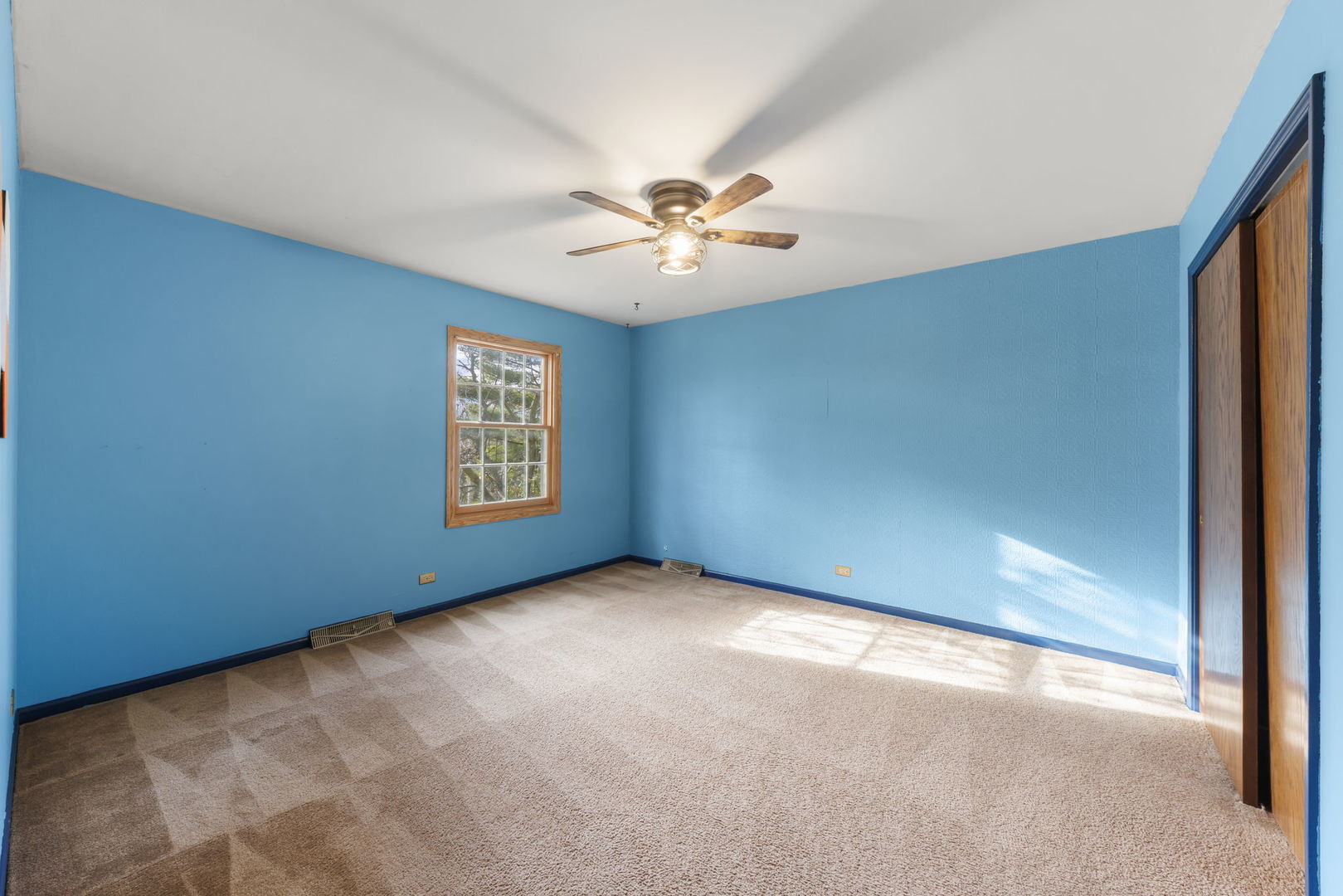 1150 Nottingham Lane Elgin, IL 60120 - Photo 25 of 33 an empty room with windows and fan