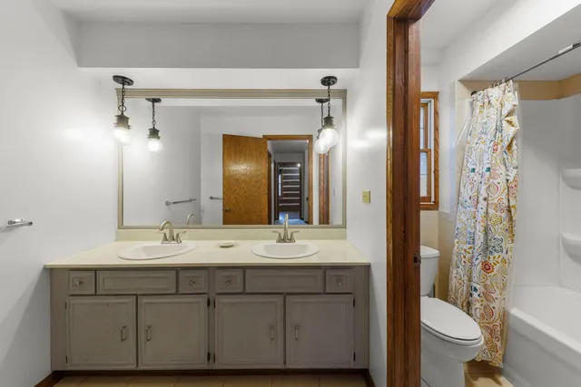 $640,000 | 1150 Nottingham Lane, Elgin, IL 60120