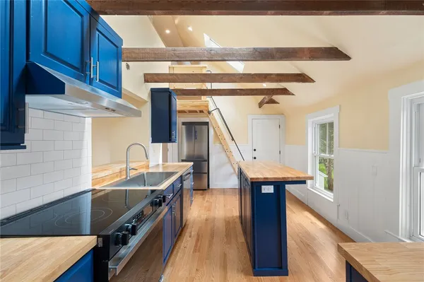 $2,400 | 32 Richmond Street, Bristol, RI 02809