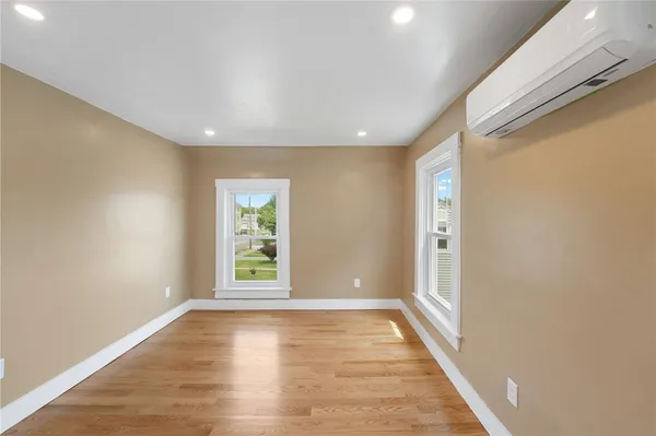 $2,400 | 32 Richmond Street, Bristol, RI 02809