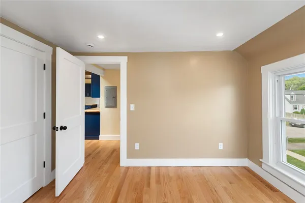 $2,400 | 32 Richmond Street, Bristol, RI 02809