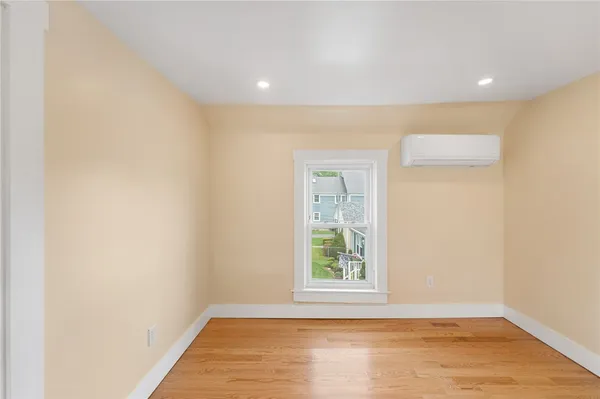 $2,400 | 32 Richmond Street, Bristol, RI 02809