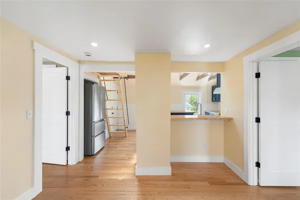 $2,400 | 32 Richmond Street, Bristol, RI 02809