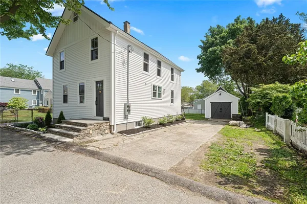 $2,400 | 32 Richmond Street, Bristol, RI 02809