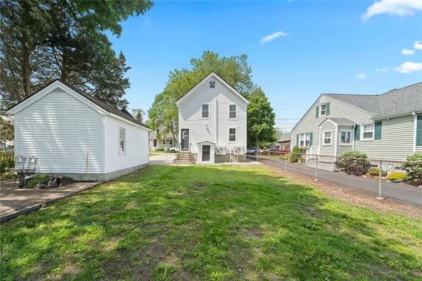$2,400 | 32 Richmond Street, Bristol, RI 02809