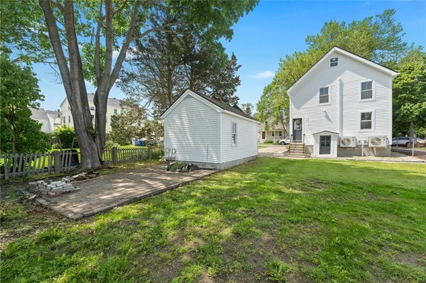 $2,400 | 32 Richmond Street, Bristol, RI 02809