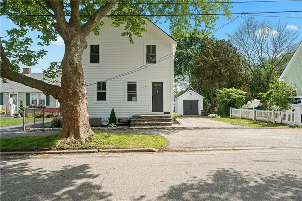 $2,400 | 32 Richmond Street, Bristol, RI 02809