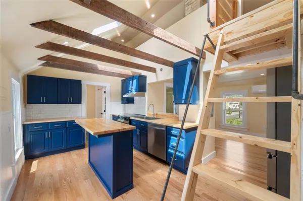 $2,400 | 32 Richmond Street, Bristol, RI 02809
