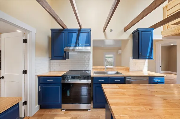 $2,400 | 32 Richmond Street, Bristol, RI 02809