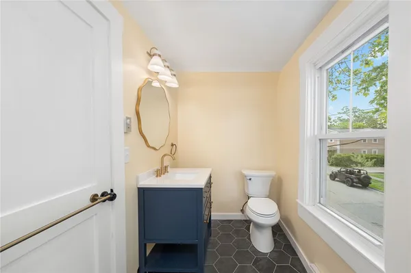 $2,400 | 32 Richmond Street, Bristol, RI 02809