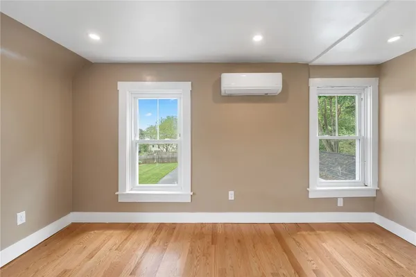 $2,400 | 32 Richmond Street, Bristol, RI 02809