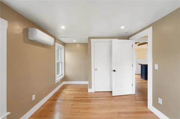 $2,400 | 32 Richmond Street, Bristol, RI 02809
