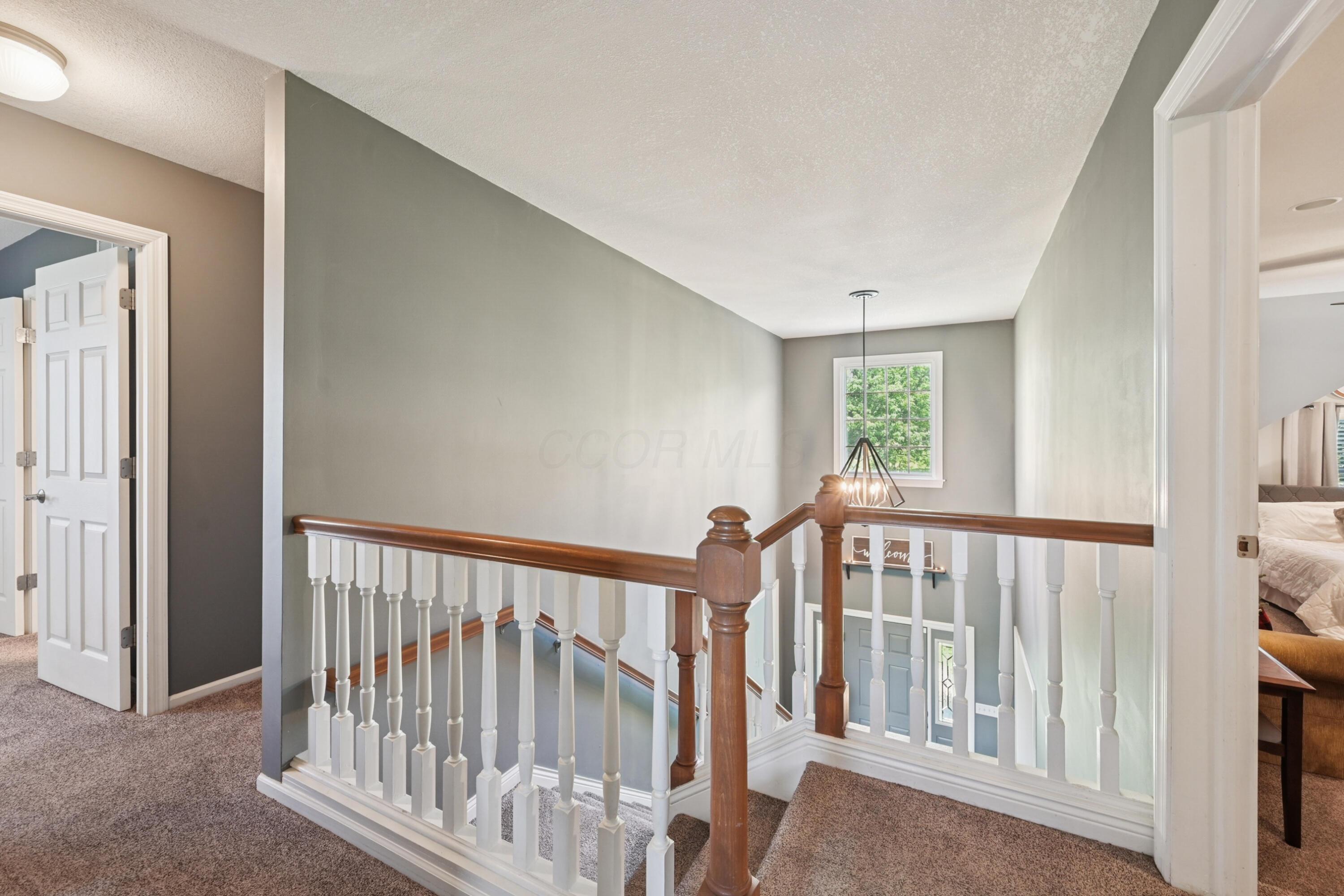 564 National Road Southeast Hebron, OH 43025 - Photo 35 of 106 2nd Floor Foyer