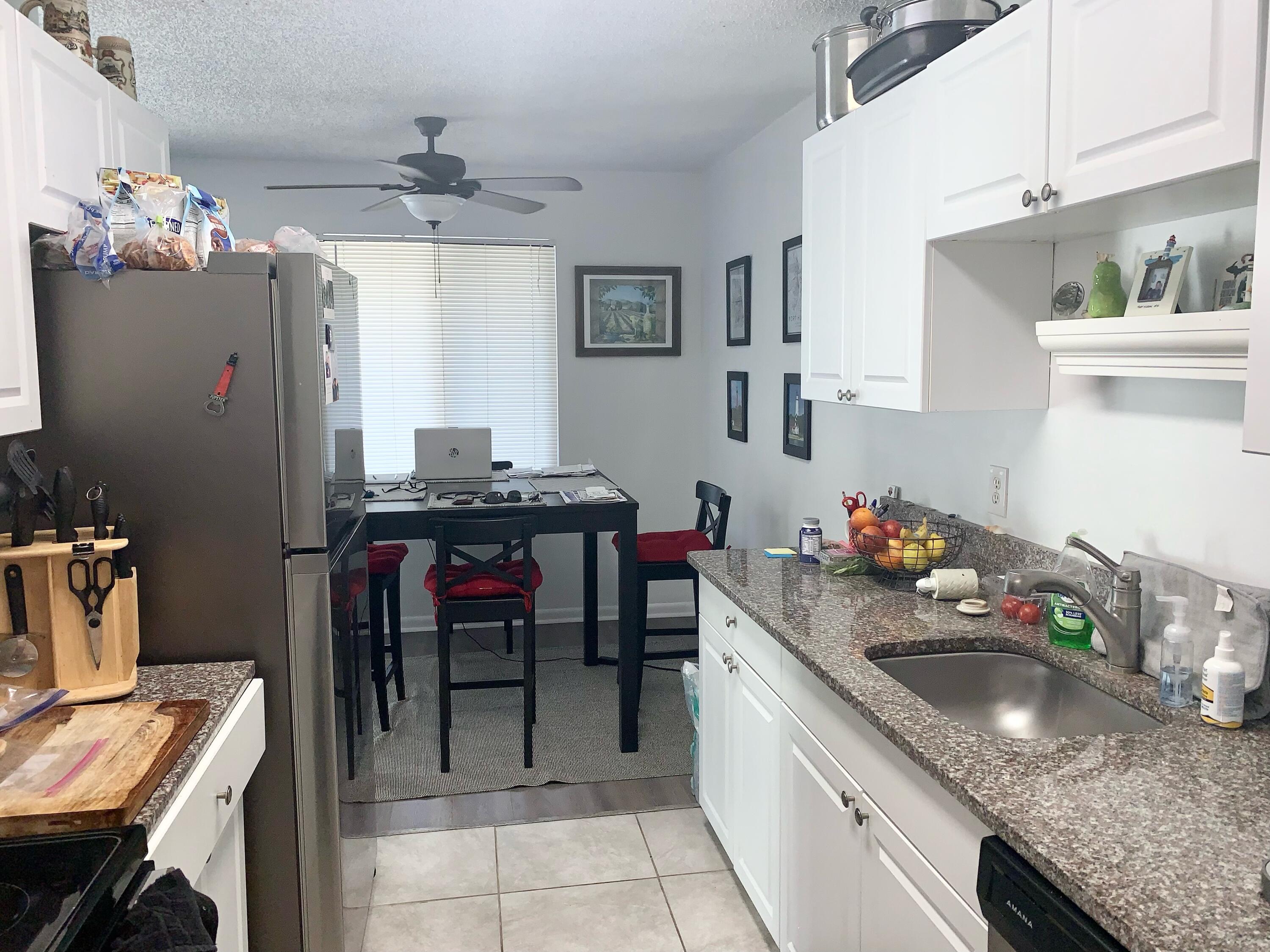 Kitchen/Table area