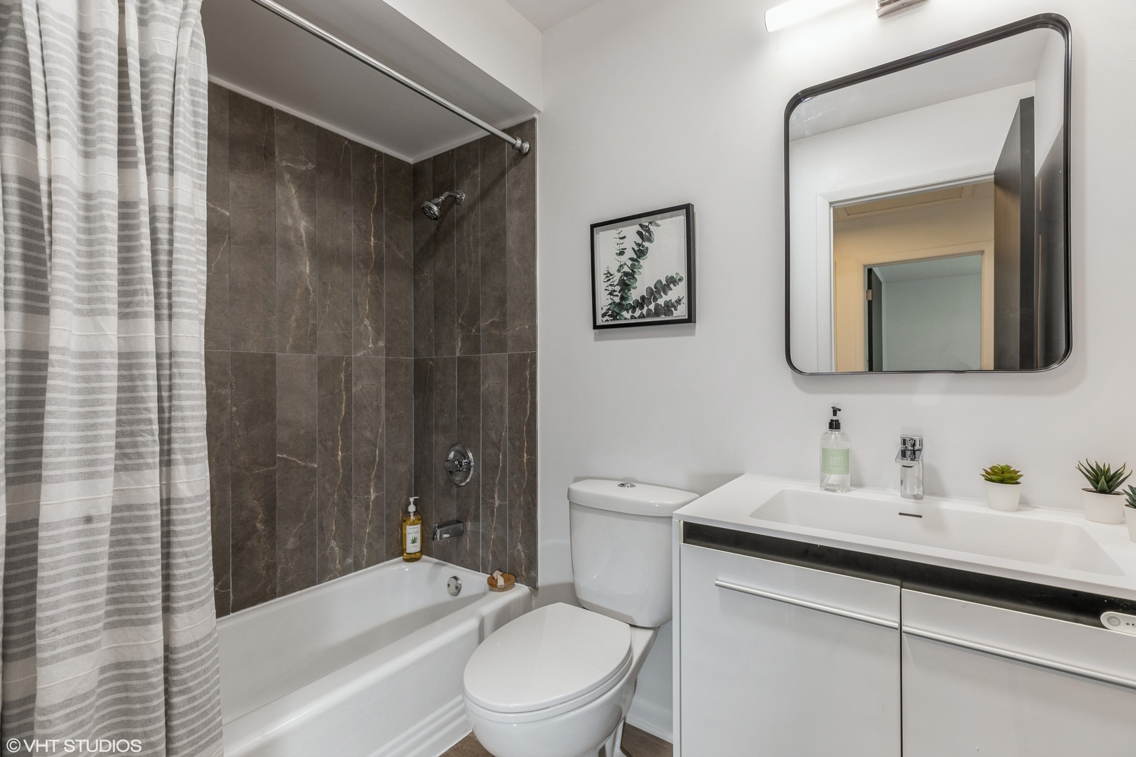 900 Coach Road Homewood, IL 60430 - Photo 11 of 16 a bathroom with a toilet a sink a mirror a bathtub and vanity