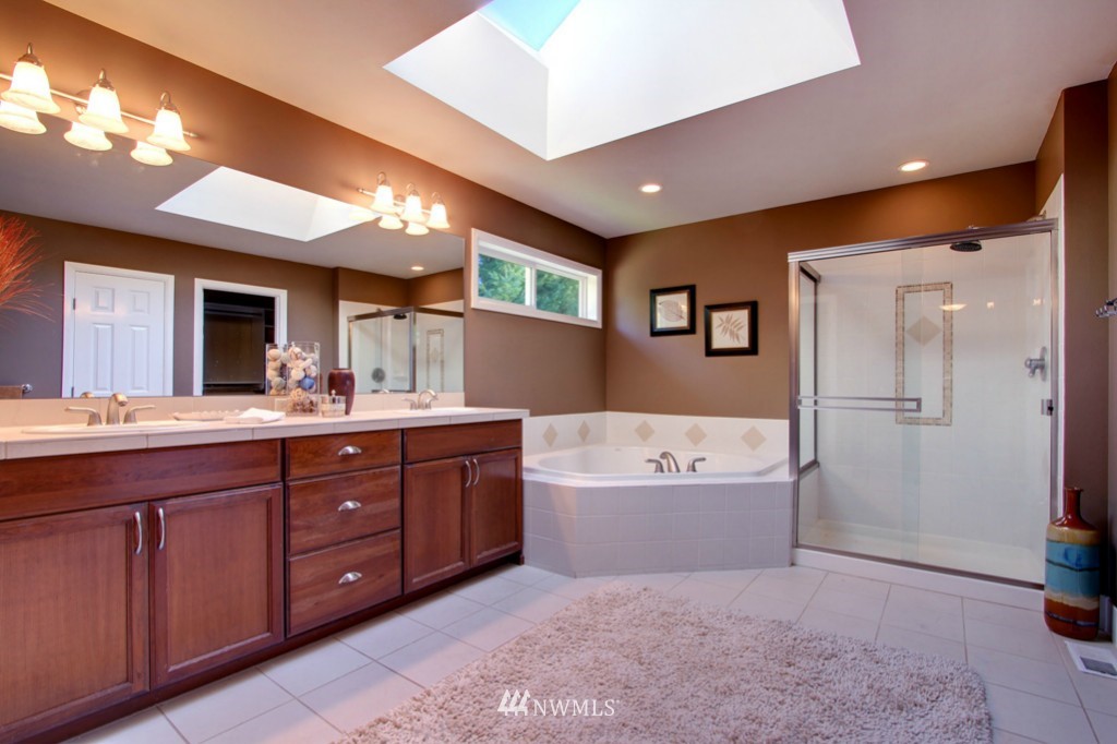 24260 Southeast 47th Place Issaquah, WA 98029 - Photo 11 of 15