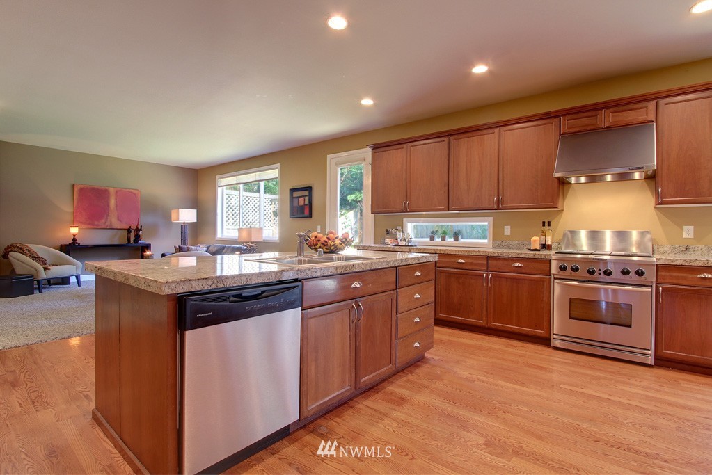 24260 Southeast 47th Place Issaquah, WA 98029 - Photo 4 of 15