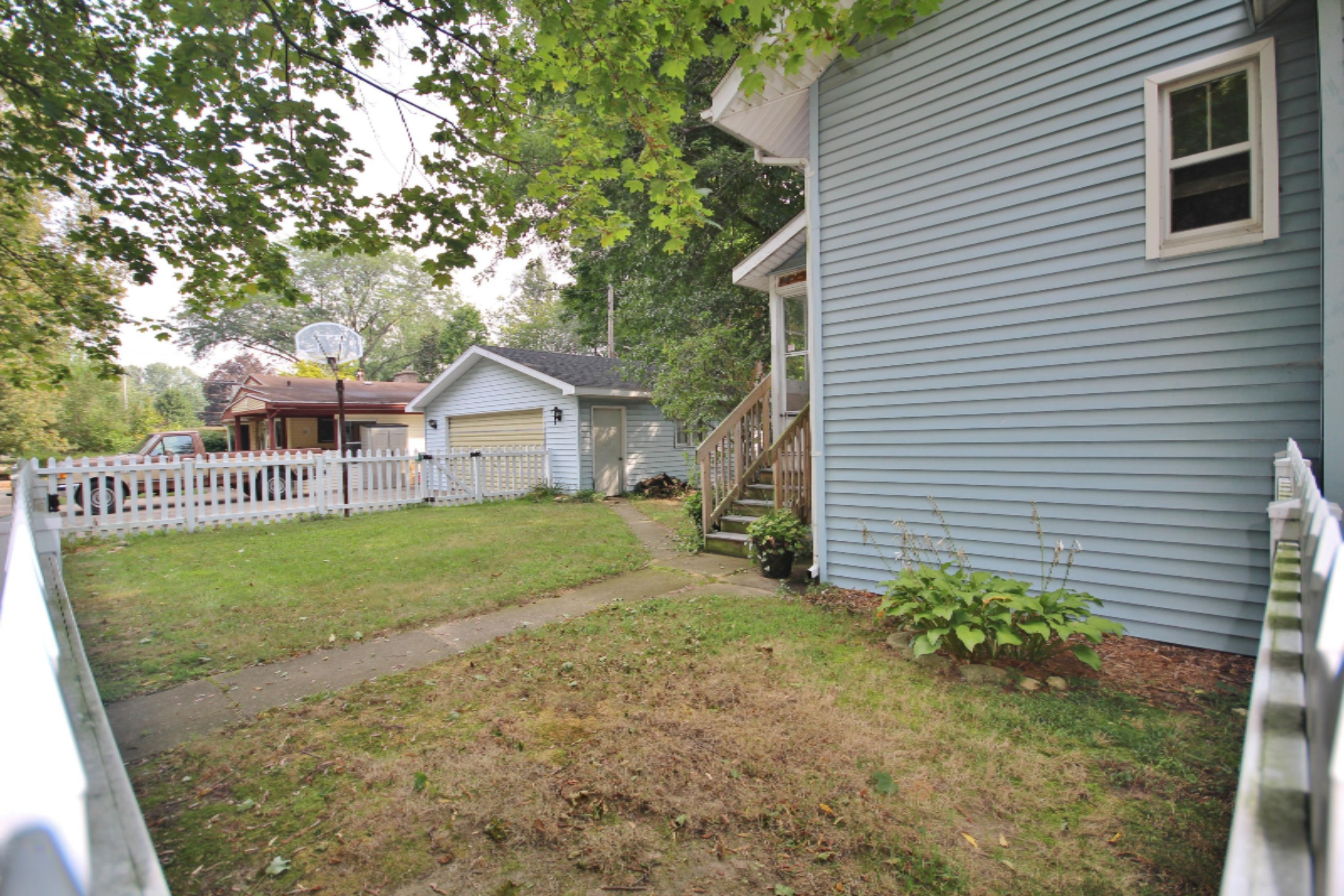 300 East Hoffman Street Three Rivers, MI 49093 - Photo 4 of 28 IMG_2634