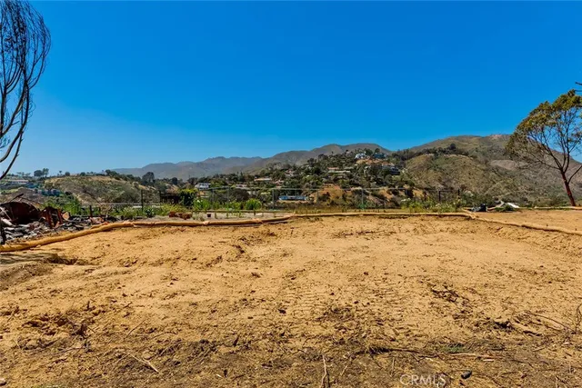 a view of a yard with a house